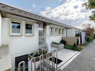 Hauptbild **RESERVIERT** Architektenbungalow + Einliegerwohnung + separate Büroeinheit in Feldrandlage